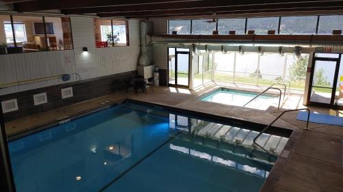 Windermere Resort | Open Aug 2-8! Akiskinook 1 Bedroom Condo! Sandy Beach Lakefront Resort! Tennis, Pickle, Basket Ball Courts, Indoor Pool, Hot Tub, Squash Court! Short Drive to Radium or Fairmont Hot Springs!