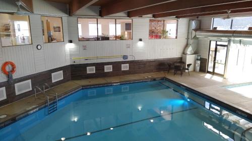 Windermere Resort | Open Aug 2-8! Akiskinook 1 Bedroom Condo! Sandy Beach Lakefront Resort! Tennis, Pickle, Basket Ball Courts, Indoor Pool, Hot Tub, Squash Court! Short Drive to Radium or Fairmont Hot Springs!