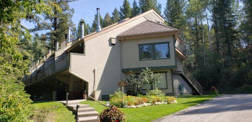 Windermere Resort | Open Aug 2-8! Akiskinook 1 Bedroom Condo! Sandy Beach Lakefront Resort! Tennis, Pickle, Basket Ball Courts, Indoor Pool, Hot Tub, Squash Court! Short Drive to Radium or Fairmont Hot Springs!