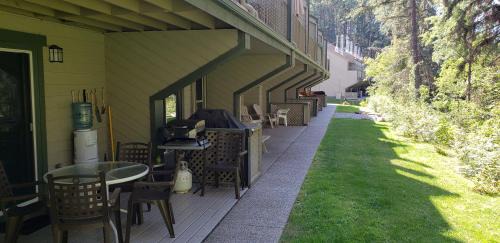 Windermere Resort | Open Aug 2-8! Akiskinook 1 Bedroom Condo! Sandy Beach Lakefront Resort! Tennis, Pickle, Basket Ball Courts, Indoor Pool, Hot Tub, Squash Court! Short Drive to Radium or Fairmont Hot Springs!