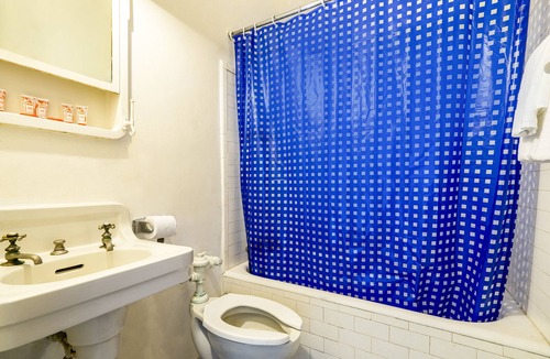 Derrick City Hotel | OYO Hotel Bradford Main St PA