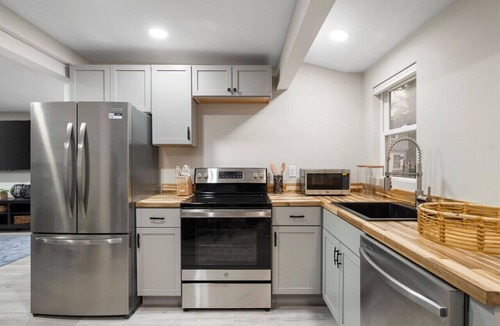 Sylvan Beach House | Park Peaks on the Beach| 4BR Waterfront | Hot tub | Sleeps 12!