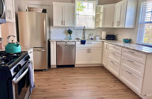 Parma House | Park view ⁞ Porch swing ⁞ Game room ⁞ 2BA ⁞ Manchester Manor