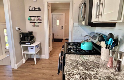 Parma House | Park view ⁞ Porch swing ⁞ Game room ⁞ 2BA ⁞ Manchester Manor