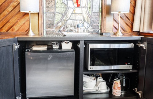 Stratford Apartment | Patio Suite at Henry House Stays