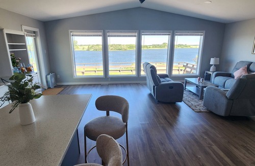 Manitoba House | Peaceful 3BR Lakeside Escape in Neepawa