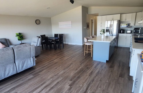 Manitoba House | Peaceful 3BR Lakeside Escape in Neepawa