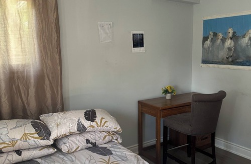 Northeast Mississauga House | Peaceful Bedroom W/Wooden Desk 5-min to Toronto Pearson AirPort!