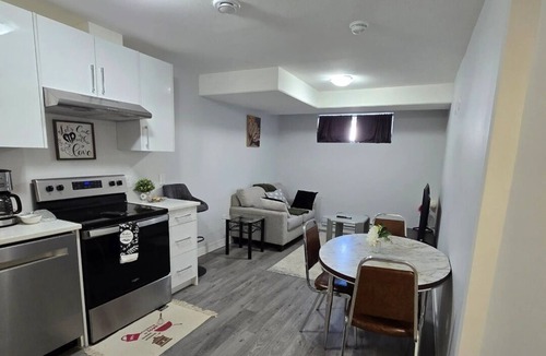 Saskatoon House | Peaceful family-friendly home close to shops, cinema, gym, and parks.