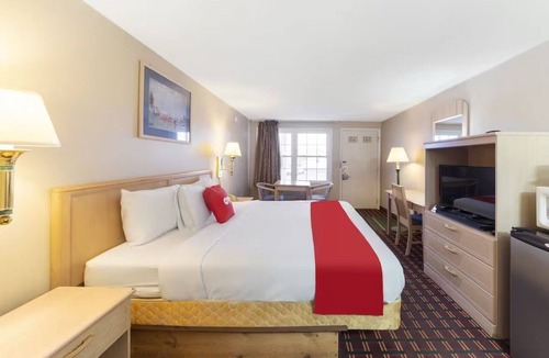 Seneca Falls Hotel | Peaceful Room at the Heart of Seneca Falls near Parks | Free Parking