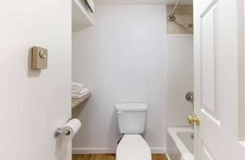 Seneca Falls Hotel | Peaceful Room at the Heart of Seneca Falls near Parks | Free Parking
