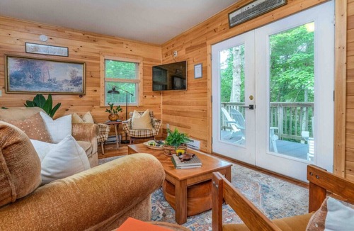Burks Fork Cabin | Peak Fall Experience -Cabin + Hot Tub Near Parkway