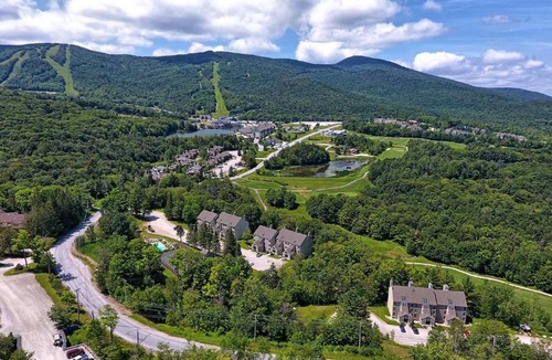Killington House | Perfect four bedroom condo with shuttle to the mountain, ski Back Whiffletree D8