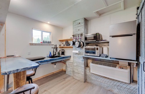 Hillsgrove Cottage | Pet-friendly Cabin w/Grill in Hillsgrove