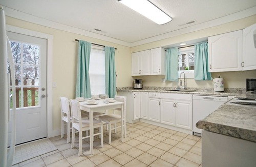 Vermilion House | Pet‑Friendly Cottage w/Grill & Patio by Lake Erie