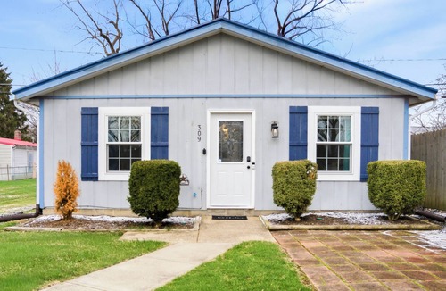 Vermilion House | Pet‑Friendly Cottage w/Grill & Patio by Lake Erie