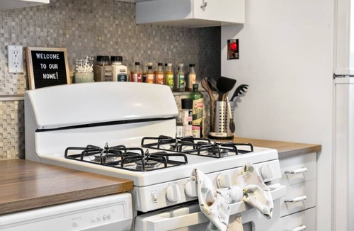 Southeast Calgary House | Pet Friendly » Fully Equipped » 1 BR » Netflix