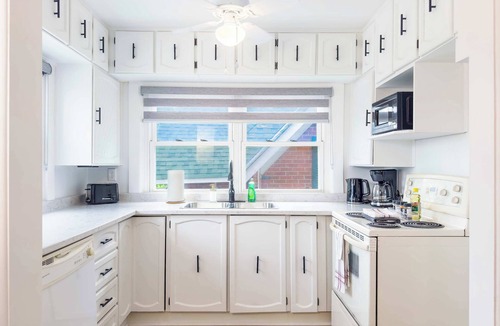 Bobcaygeon Apartment | Pet Friendly Home Near Lock 32 & Beach Park