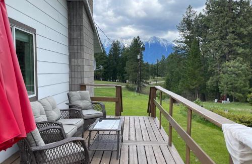 East Kootenay House | Petal & Pine Shores 20 acres on lake with hot tub