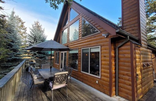 Radium Hot Springs Apartment | Pine Cone Cabin by StayIn