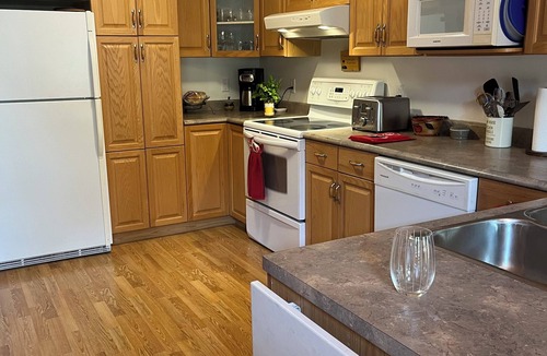 Lester Beach Cabin | Pinewood Cottage Cozy Family Cottage with Hot Tub & Spacious Yard for Kids