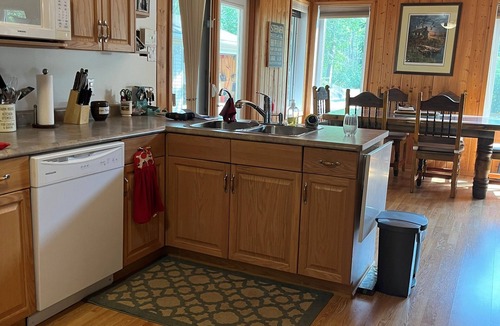 Lester Beach Cabin | Pinewood Cottage Cozy Family Cottage with Hot Tub & Spacious Yard for Kids