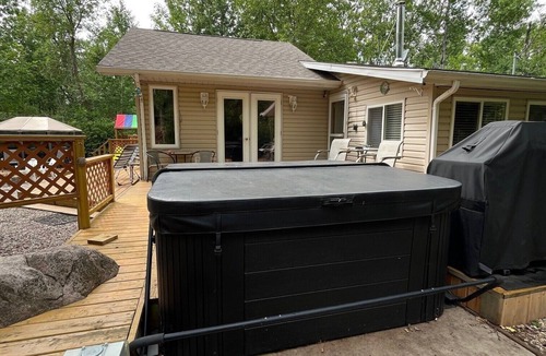 Lester Beach Cabin | Pinewood Cottage Cozy Family Cottage with Hot Tub & Spacious Yard for Kids