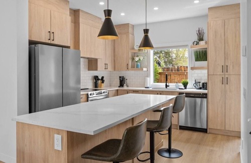 Southwest Calgary Villa | Ping Pong | King Bed | 3BR | Garage| AC | Backyard