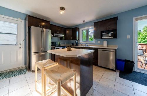 Aylmer House | Pool, BBQ & Foosball Spacious 4BR Home