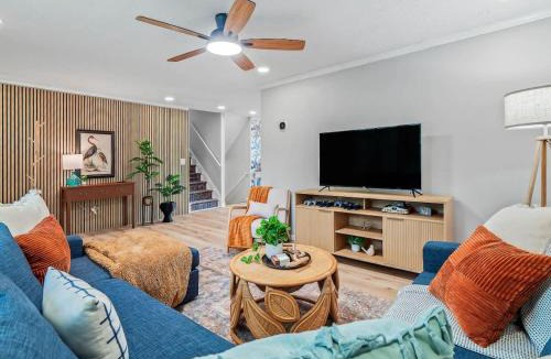 Vermilion House | Pool - Hot Tub - Game Room - Remodeled - Sleeps 10