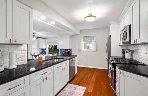 Euclid House | Pool - Hot Tub - Sleeps 10 - Near Cleveland