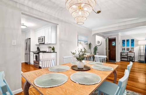 Euclid House | Pool - Hot Tub - Sleeps 10 - Near Cleveland