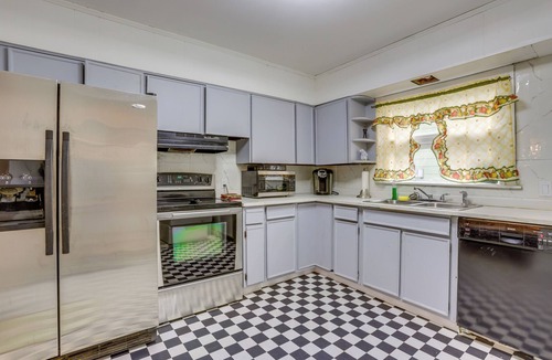 Westernport Apartment | Pool Table & Shared Sauna! Potomac River Basecamp