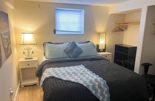 Saanich East Bed & Breakfast | Poolside Hideaway Heated Pool All Year Ideal for Groups (Sleeps 6+)