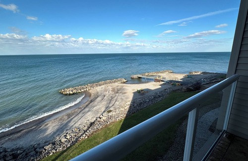 Geneva-on-the-Lake Condo | Premier 2 br/3ba Lakefront condo Sleeps 4 Also has Lakeview from Master Bedroom
