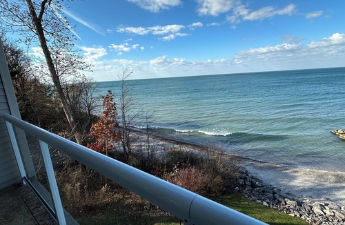 Geneva-on-the-Lake Condo | Premier 2 br/3ba Lakefront condo Sleeps 4 Also has Lakeview from Master Bedroom