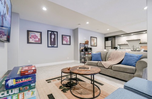 Division No. 11 House | Premium family stay w/king bed and home theatre! Large backyard, pet friendly!