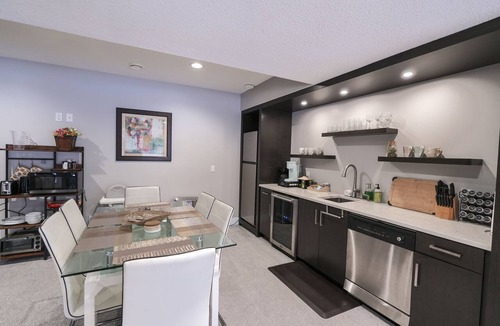 Division No. 11 House | Premium family stay w/king bed and home theatre! Large backyard, pet friendly!