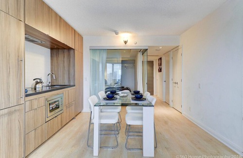 Bloor-Yorkville Apartment | Presidential Yorkville Suite by Instant Suites