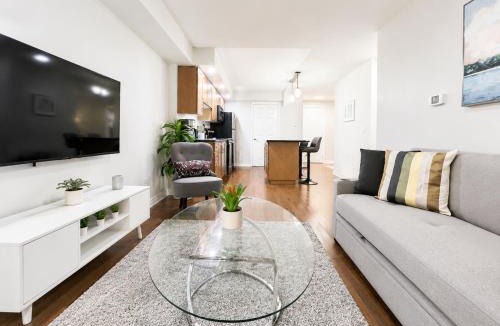 Toronto Entertainment District Apartment | Prime Downtown 1BR Near Major Attractions