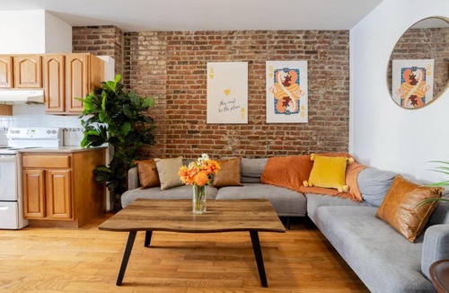 Shaughnessy Village Apartment | Prime Location Charming 4BR in Downtown MTL