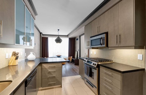 Toronto Entertainment District Hotel | Priscilla Suites - CN Tower Views - Free Parking