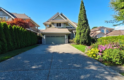Surrey Apartment | Private 1100 sq ft King Suite 4 Min to East Beach Sleeps 4