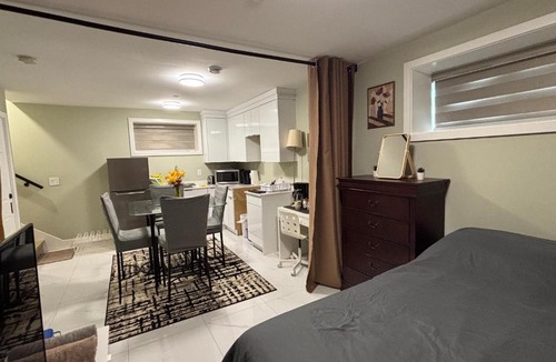 Hastings House | Private Bachelor Suite Near PNE