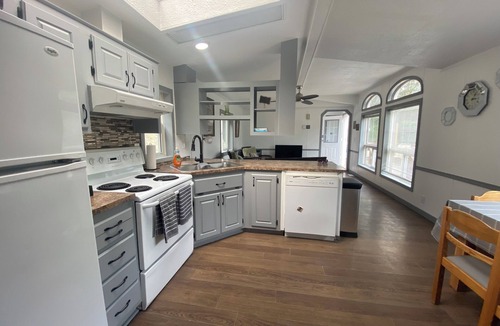 Grand Forks House | Private cozy quiet Two bedroom two bath with jacuzzi tub