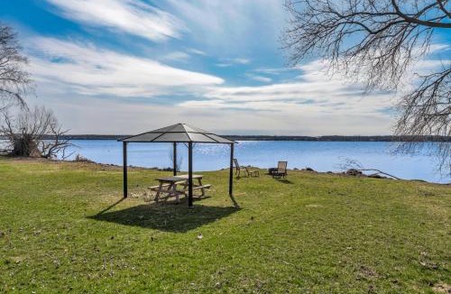 Greater Napanee House | Private Hay Bay Waterfront Napanee with Pool and Dock