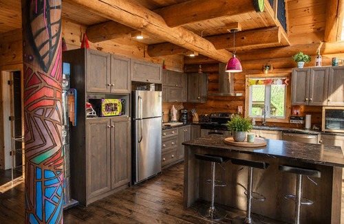 Saint-Philemon Ski Chalet | Private Heated Pool | Spa | Party | The Animal