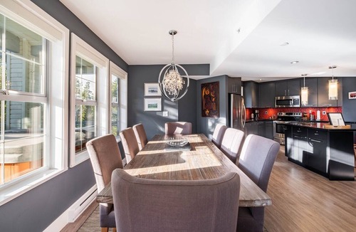 Blueberry Hill Apartment | Private Hot Tub | Pets | Large deck | Free Parking