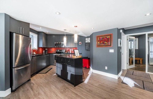 Blueberry Hill Apartment | Private Hot Tub | Pets | Large deck | Free Parking