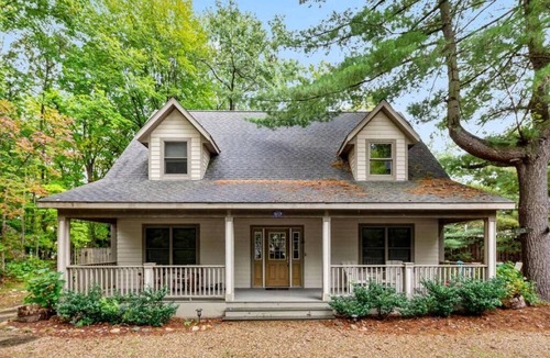 Union Pier Cottage | Private Setting Union Pier - Walk to Beach, Shops & Restaurants | Anchor Point